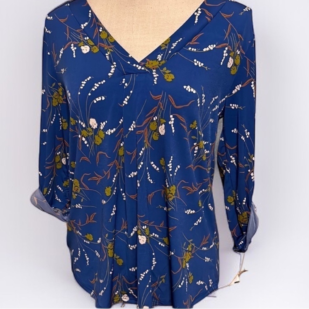 Beacon blue top with white and gold florals. Size Sm